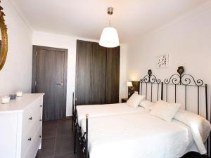 艾姆布里亚布拉瓦Apartment Port Banyuls-4 by Interhome的一间卧室,卧室内配有一张大床