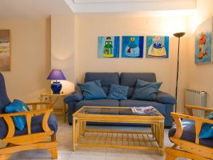 哈维亚Holiday Home Jardines Del Saladar-1 by Interhome的客厅配有蓝色的沙发和桌子