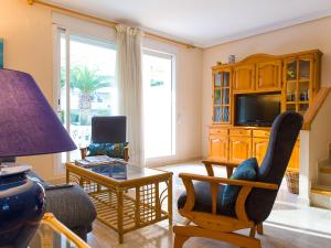 哈维亚Holiday Home Jardines Del Saladar-1 by Interhome的客厅配有家具和电视。