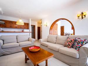 库姆布勒德尔索尔Holiday Home Pueblo de la Luz by Interhome的客厅配有两张沙发和一张桌子