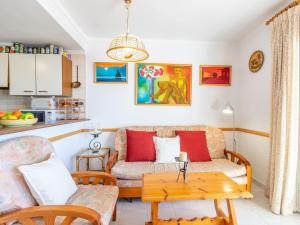 艾姆布里亚布拉瓦Apartment Club Nautic-10 by Interhome的客厅配有沙发和桌子