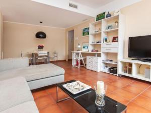 卡拉法特Apartment Marina Sant Jordi by Interhome的客厅配有沙发和桌子