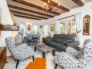 贝尼塔切利Holiday Home Pinomar by Interhome的客厅配有沙发、椅子和桌子