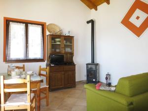 特拉雷戈Holiday Home Baita Checc by Interhome的带沙发、桌子和炉灶的客厅