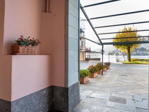 奥尔塔圣朱利奥Apartment Borgo Vecchio by Interhome的庭院里种植了盆栽植物的建筑