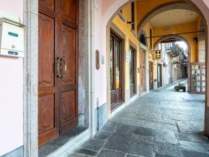 奥尔塔圣朱利奥Apartment Borgo Vecchio by Interhome的一条带拱门和木门的小巷