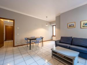 奥尔塔圣朱利奥Apartment Borgo Vecchio by Interhome的客厅配有沙发和桌子