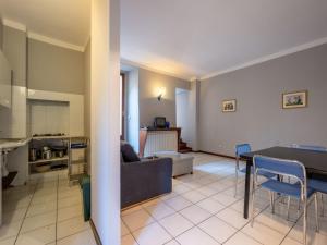 奥尔塔圣朱利奥Apartment Borgo Vecchio by Interhome的客厅配有沙发和桌子