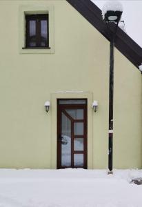 采蒂涅Apartman_PidžuN的雪中有一扇门的建筑
