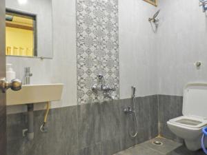 马哈巴莱斯赫瓦尔Evergreen Holidays Mahabaleshwar的一间带水槽和卫生间的浴室