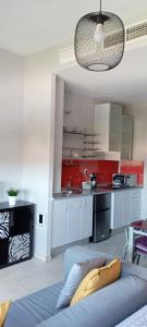 塞维利亚Apartamento Fibes y Congresos的客房设有带一张床和一张桌子的厨房