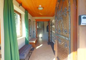 滨湖采尔Chalet Lake View - Pinzgau Holidays的走廊上设有绿色窗帘和门