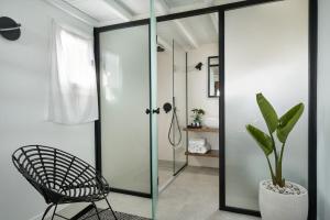 帕瑞加奥尔迈拉宾馆的玻璃淋浴间,浴室内有椅子