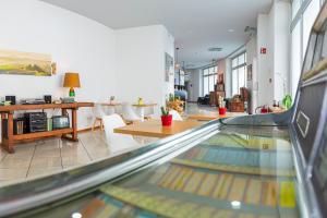 卢加诺GuestHouse Lugano Center by LR的一个带桌椅的房间的保龄球道