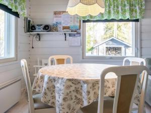 HankamäkiHoliday Home Lehtikuusenranta by Interhome的一间带桌椅的用餐室