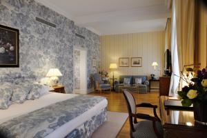 阿姆斯特丹阿姆斯特丹洲际酒店的一间卧室设有一张床和一间客厅。