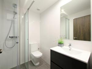 艾姆布里亚布拉瓦Apartment Port Banyuls-1 by Interhome的一间带水槽、卫生间和淋浴的浴室
