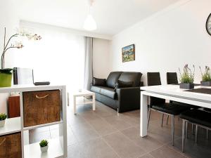 艾姆布里亚布拉瓦Apartment Port Banyuls-1 by Interhome的客厅配有沙发和桌子
