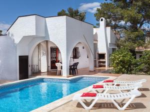 拉梅特拉·德·玛尔Villa Villa Zozo by Interhome的别墅 - 带游泳池和2把躺椅