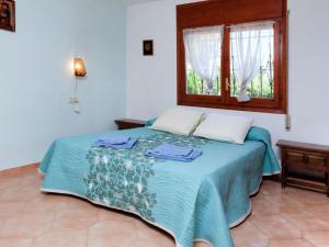 拉梅特拉·德·玛尔Villa Villa Zozo by Interhome的一间卧室配有一张带窗户的床