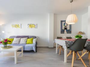 坎布里尔斯Apartment Carme by Interhome的客厅配有沙发和桌子