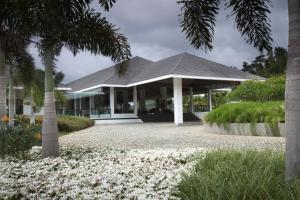 奇克马格尔奇克马加卢尔度假酒店的一座棕榈树和白色花卉的建筑