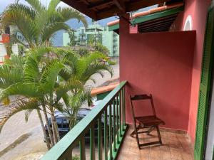 乌巴图巴Chalés Sol da Ribeira的海滩旁阳台的椅子