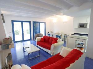 蒙特罗伊Holiday Home Marabou 2-0 by Interhome的客厅配有红色的沙发和桌子