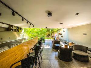 拉普拉塔Temporal Suites的餐厅设有酒吧,配有桌椅