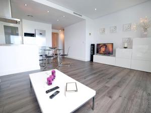 维耶亚高原Apartment Los Lirios-4 by Interhome的客厅配有白色桌子和电视