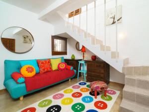 莫莱拉Holiday Home Villa Romantica by Interhome的一间带红色沙发的客厅和楼梯