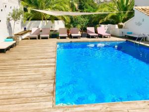 莫莱拉Holiday Home Villa Romantica by Interhome的一座带椅子和甲板的酒店游泳池