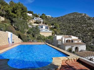Rada de MorairaApartment La Colina by Interhome的一座大蓝色游泳池,位于房子前
