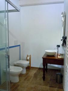 蒙基耶罗Antica Cascina Pilo的浴室配有卫生间、盥洗盆和淋浴。