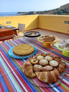 圣维托罗卡波Modus B&B的一张桌子,上面放着各种糕点和面包