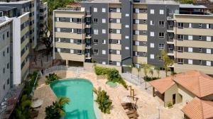 乌巴图巴Resort Palmeiras 2 Ubatuba的享有公寓大楼空中美景,设有游泳池
