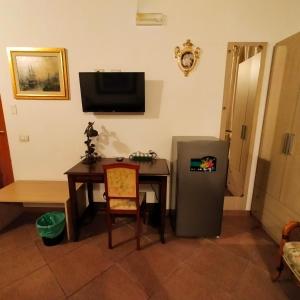 维多利亚Terra del Sole Vittoria的客厅配有桌子和冰箱