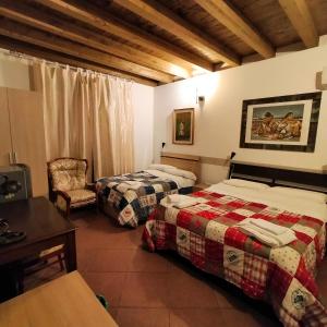 维多利亚Terra del Sole Vittoria的酒店客房,配有两张床和椅子