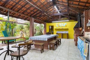 瓜拉雷马Casa ampla c/ piscina e churrasqueira em Guararema的一个带桌椅的庭院和一间厨房