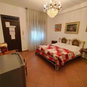维多利亚Terra del Sole Vittoria的一间卧室配有一张床和一个吊灯