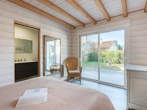 拉卡诺奥肯Holiday Home Villa Horizon by Interhome的一间卧室设有一张床和一个大窗户