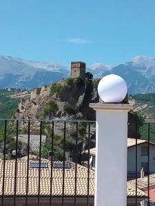RoccascalegnaPrimae Noctis Apartments的山顶上带围栏的城堡