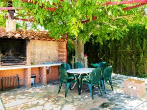 NigüelasHoliday Home Rincón del Sur by Interhome的树下天井上的桌椅