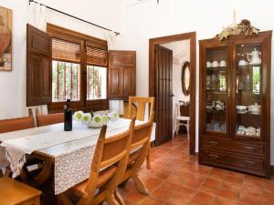 NigüelasHoliday Home Rincón del Sur by Interhome的一间带桌椅的用餐室和一间房间