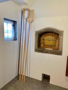 普拉亚达维多利亚Casa do Avô José Alves的墙上有两把木制滑雪板的房间