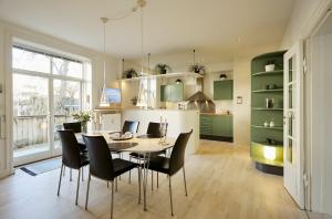 哥本哈根ApartmentInCopenhagen Apartment 1167的厨房以及带桌椅的用餐室。