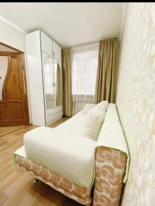 阿拉木图Apartments Ahmetova 4 21的一间卧室设有一张床和一个窗口