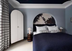 萨尔茨堡numa I Maximilian的一间卧室配有一张带蓝色墙壁的大床