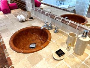 Anse Marcel Villa Privilege的浴室配有木制浴缸及水槽