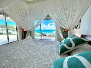 Anse Marcel Villa Privilege的一间卧室设有一张床,享有海景